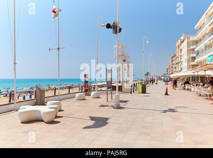 Guardamar del Segura, Spanien - 12. Juli 2018: Promenade mit Restaurants im Freien im beliebten Ferienort Guardamar del Segura. Costa Blanca, Stockfoto