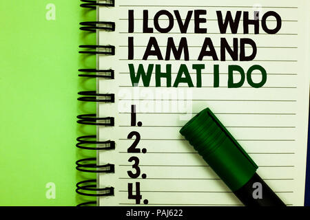 Handschrift text Liebe ich, wer ich bin und was ich tue. Begriff Sinne hohen Self-schaft mit ihren Job Buchstaben und Zahlen auf Notepad geschrieben Komfortable Stockfoto