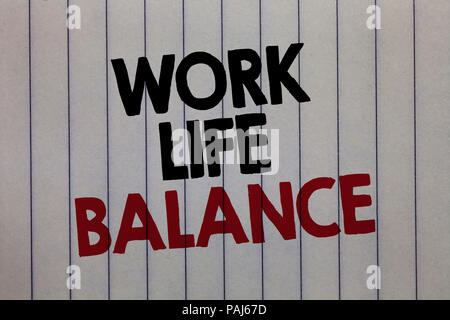 Handschrift Text schreiben Work Life Balance. Begriff Sinne Abteilung der Zeit zwischen Beruf oder Familie und Freizeit weiße vertikale Papier drei schriftliche Stockfoto