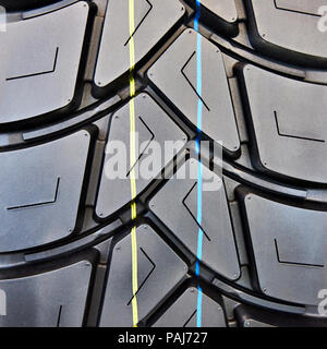 Hintergrund Reifenprofil auf einer Schubkarre LKW-Reifen Stockfoto