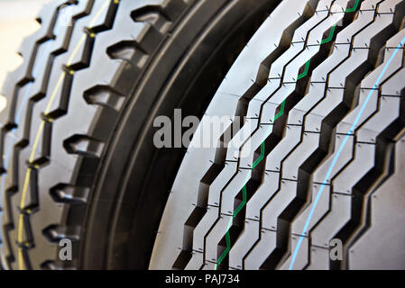 Reifenprofil auf einer Schubkarre Reifen Lkw im Store Stockfoto