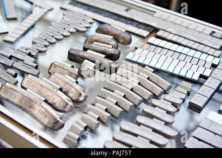 Auswuchtgewichte für PKW-Räder im Shop Stockfoto