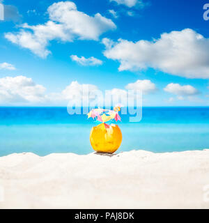 Kokosnuss mit bunten Sonnenschirmen und Strohhalme an einem Strand, Sommer Spaß Urlaub Konzept, selektive konzentrieren. Stockfoto