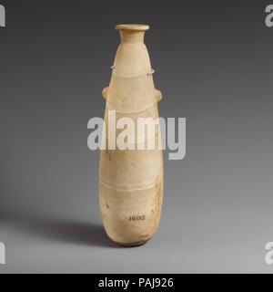 Alabaster alabastron (Parfüm Vase). Kultur: Zypriotische. Abmessungen: H 11 x 3 3/4 in. (27,9 x 9,5 cm). Datum: 6.-4.Jh. v. Chr.. Die schlanke alabastron hat zwei vertikale Ösen und eine konvexe Lippe. Museum: Metropolitan Museum of Art, New York, USA. Stockfoto