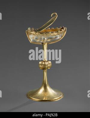 Salzfass. Kultur: Französisch. Abmessungen: H. 5 1/2 in. (14 cm); Durchm. Der Fuß: 3 1/8 in. (7,9 cm). Datum: Mitte des 13. Jahrhunderts. Edles Design, exquisite Handwerkskunst und kostspieligen Materialien machen es zu einem seltenen und ungewöhnlich wertvolles Objekt. Der Bergkristall, in der Form einer Boot Cut, kann als ein Container für Salz gedient haben. Wie Tabelle Objekte sind in mehreren französischen königlichen Vorräten beschrieben. Die Zuordnung wird durch die Ähnlichkeit zu anderen Mitte 13. Jahrhundert Objekte nach Paris zugeschrieben, einem herausragenden Zentrum der Goldschmiedekunst unterstützt und geschnitzten Crystal arbeiten. Museum: Metropolitan Museum von eine Stockfoto