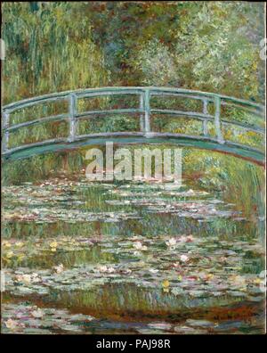 Brücke über einen Teich mit Seerosen. Künstler: Claude Monet (Französisch, Paris 1840-1926 Giverny). Abmessungen: 36 1/2 x 29 in. (92,7 x 73,7 cm). Datum: 1899. Im Jahr 1893, Monet, ein leidenschaftlicher Gärtner, gekaufte Grundstück mit einem Teich in der Nähe von seinem Haus in Giverny, mit der Absicht, etwas zu "Für das Vergnügen der Augen bauen und auch für die Motive zu malen." Das Ergebnis war seine Seerosen Garten. 1899 begann er eine Reihe von 18 Blick auf den Holzsteg über den Teich, Abschluss 12 Gemälde, darunter auch dem vorliegenden, dass Sommer. Die vertikalen Format des Bildes, in dieser Serie ungewöhnlich, gibt Stockfoto