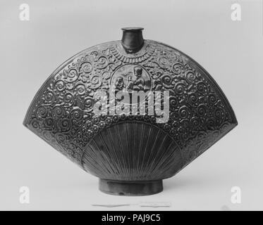 Flasche. Kultur: Japan. Abmessungen: H. 8 9/16-in. (21,7 cm); W. 11 1/2 in. (29,2 cm). Datum: 1840. Museum: Metropolitan Museum of Art, New York, USA. Stockfoto