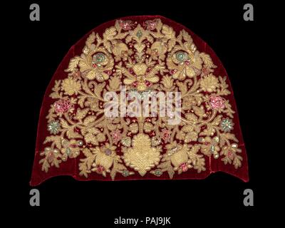 Kopfschmuck. Kultur: Russisch. Datum: 4. Quartal 18. Dieses Objekt wird aus der Sammlung von Natalia de Shabelsky (1841-1905), eine russische Adlige gezwungen, zu bewahren, was Sie als The vanishing Volkskunst und Traditionen ihrer Heimat wahrgenommen. Ausgedehnten Reisen in ganz Russland, sammelte sie viele gute Beispiele für textile Kunst der wohlhabenden Bauernstandes. Von 1870 bis 1902 nach Frankreich ziehen, Shabelsky eine große Sammlung von Aufwändig bestickte Hand angesammelt - gewebt, Heimtextilien und opulente Festival Kleider mit reicher Dekoration und aufwendigen Motiven. Th Stockfoto