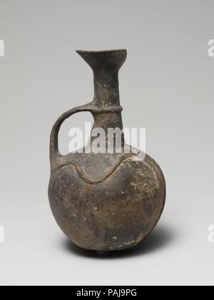 Terrakotta juglet. Kultur: Zypriotische. Abmessungen: H.4 15/16 in. (12,5 cm). Datum: Ca. 1600-1450 v. Chr.. Der Körper der Krug ist mit coiling Schlangen in Relief dekoriert. Museum: Metropolitan Museum of Art, New York, USA. Stockfoto