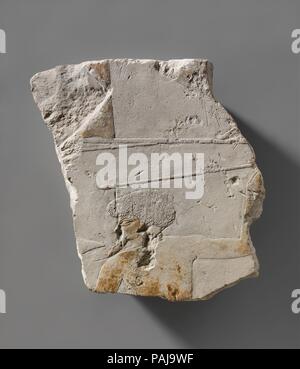 Fragment aus einem Kampf mit einem Ausländer einen Speer werfen und halten ein unverwechselbares Schild. Abmessungen: h. 22 cm (8 11/16 in.); w. 22 cm (8 11/16 in.). Dynastie: Dynasty 12. Herrschaft: Zeit des Senwosret I. Datum: Ca. 1961-1917 v. Chr.. Dieses Fragment ist ein seltenes Beispiel einer Mittleren Reich Schlacht Szene und zeigt eine Semitische Mann mit lockigem Haar und einen Spitzbart einen Speer zu schleudern. Die Zahl wahrscheinlich Stand auf die befestigungsanlagen von einem ummauerten Stadt, unter Belagerung war von der ägyptischen Armee. Museum: Metropolitan Museum of Art, New York, USA. Stockfoto