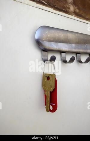 Schlüssel aus rotem Kunststoff Ring und Schlüssel hängen an der Wand Haken  Stockfotografie - Alamy