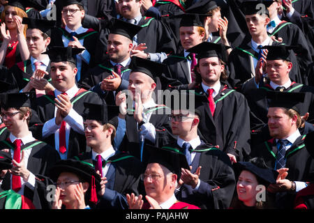 Hochschulbildung im Vereinigten Königreich: Absolventen von Aberystwyth University, in ihren traditionellen Mörser Boards und Schwarz akademische Kleider, für ihre traditionelle Gruppenfoto posiert. Juli 2018 Stockfoto