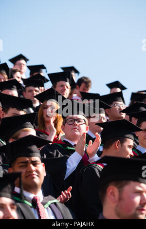 Hochschulbildung im Vereinigten Königreich: Absolventen von Aberystwyth University, in ihren traditionellen Mörser Boards und Schwarz akademische Kleider, für ihre traditionelle Gruppenfoto posiert. Juli 2018 Stockfoto
