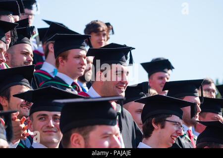 Hochschulbildung im Vereinigten Königreich: Absolventen von Aberystwyth University, in ihren traditionellen Mörser Boards und Schwarz akademische Kleider, für ihre traditionelle Gruppenfoto posiert. Juli 2018 Stockfoto