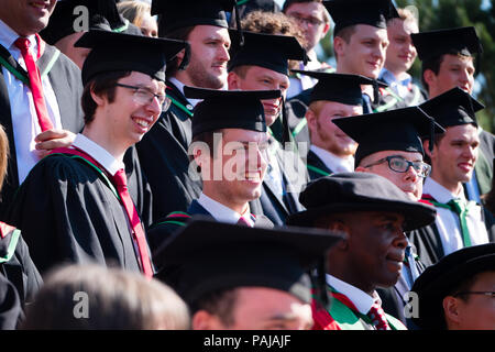 Hochschulbildung im Vereinigten Königreich: Absolventen von Aberystwyth University, in ihren traditionellen Mörser Boards und Schwarz akademische Kleider, für ihre traditionelle Gruppenfoto posiert. Juli 2018 Stockfoto