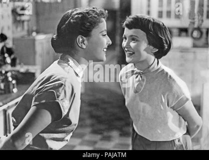 Wochenend im Paradies, alias: Liebe im Finanzamt, Deutschland 1952, Regie: Kurt Hoffmann Darsteller: Christiane Jansen, Margit Cargill Stockfoto