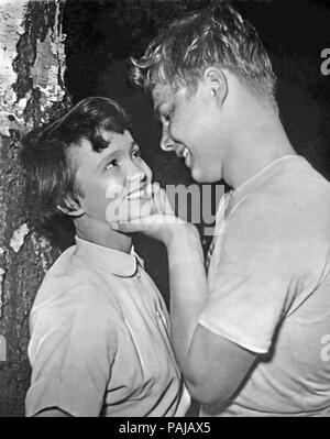 Wochenend im Paradies, alias: Liebe im Finanzamt, Deutschland 1952, Regie: Kurt Hoffmann Darsteller: Margit Cargill, Udo Baustian Stockfoto