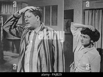 Wochenend im Paradies, alias: Liebe im Finanzamt, Deutschland 1952, Regie: Kurt Hoffmann Darsteller: Paul Dahlke, Margit Cargill Stockfoto
