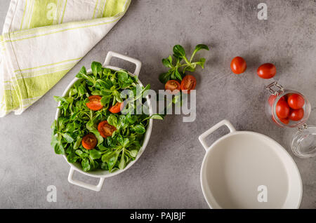 Feldsalat Salat, Tomaten und Kräutern, Essen Fotografie Stockfoto