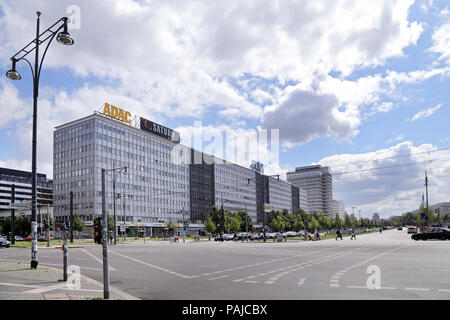 BERLIN - Juli 26: Alexanderplatz in der Abenddämmerung. Stockfoto