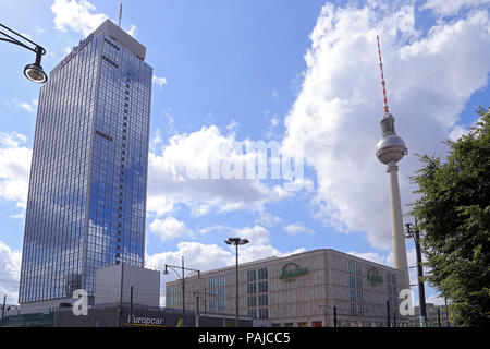 BERLIN - Juli 26: Alexanderplatz in der Abenddämmerung. Stockfoto