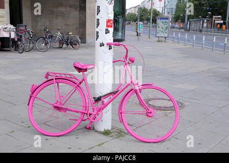 Rosa Fahrrad mit einem Vorhängeschloss in Berlin, Deutschland, Europa zu veröffentlichen Stockfoto