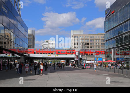 BERLIN - Juli 26: Alexanderplatz in der Abenddämmerung. Stockfoto