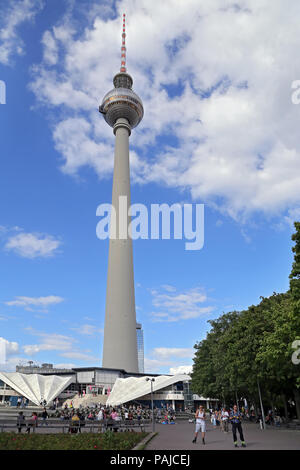 BERLIN - Juli 26: Alexanderplatz in der Abenddämmerung. Stockfoto