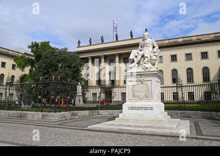 Statue von Alexander von Humboldt außerhalb der Humboldt Universität in Berlin, Deutschland. Stockfoto