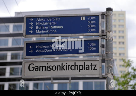 Straßenschild in Berlin mit einigen bekannten Sehenswürdigkeiten auf itdirections Stockfoto
