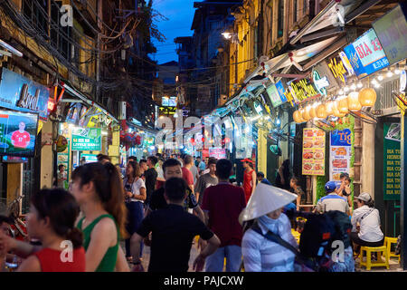 Night Shot der Ta Hien Straße in der Altstadt von Hanoi, Vietnam. Die schmale Straße, die zum Leben nur in der Nacht kommt, beherbergt mehrere kleine Bars und Rest Stockfoto