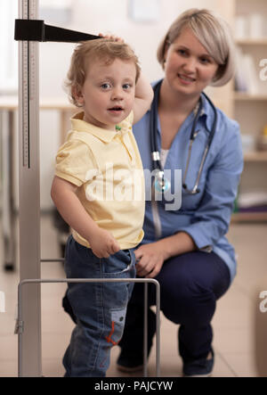 Arzt messen Kid's Höhe Stockfoto