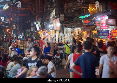 Night Shot der Ta Hien Straße in der Altstadt von Hanoi, Vietnam. Die schmale Straße, die zum Leben nur in der Nacht kommt, beherbergt mehrere kleine Bars und Rest Stockfoto