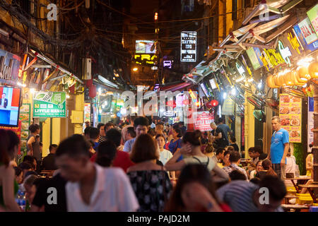 Night Shot der Ta Hien Straße in der Altstadt von Hanoi, Vietnam. Die schmale Straße, die zum Leben nur in der Nacht kommt, beherbergt mehrere kleine Bars und Rest Stockfoto