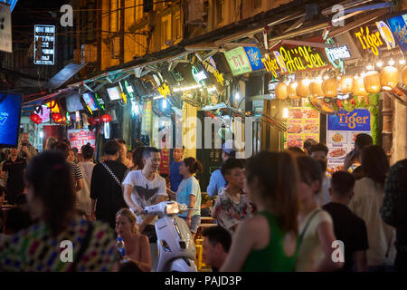 Night Shot der Ta Hien Straße in der Altstadt von Hanoi, Vietnam. Die schmale Straße, die zum Leben nur in der Nacht kommt, beherbergt mehrere kleine Bars und Rest Stockfoto