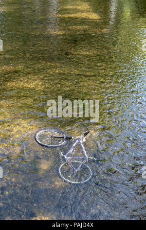 Fahrrad in den Fluss geworfen Stockfoto