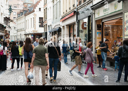 Brüssel, Belgien. 23. Juli 2015. Touristen zu Fuß durch die belebten Straße im historischen Zentrum der Stadt Brüssel in der Nähe von Grand Place Stockfoto