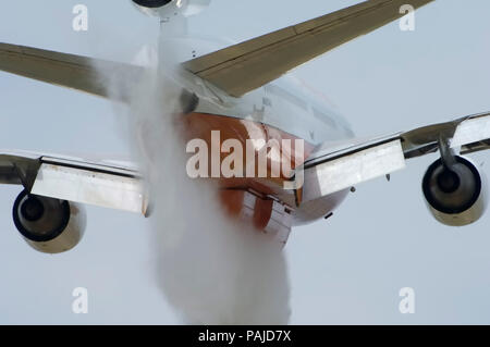 Tanker fallen Wasser aus einem externen unter Rumpf 12.000 US-Gallone Wasser im Behälter montiert während einer waterbombing Flypast mit Klappen an der 200 bereitgestellt Stockfoto