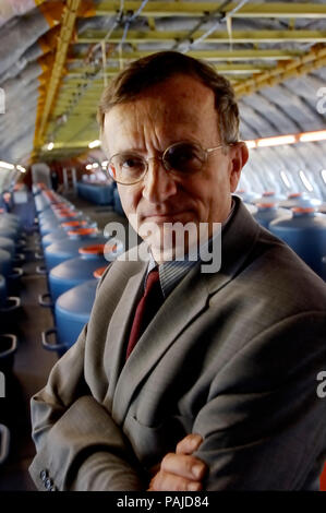 Jacques Rosay, Airbus A380 Chief Test Pilot mit wasserfässer Schwerpunkt CofG Prüfgeräte innerhalb des A380 Main Deck hinter Am 2005 Pari Stockfoto