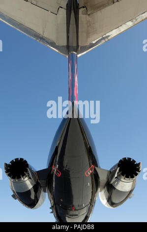 Heckflosse und Pratt & Whitney JT8D-217 Motoren der Jet Tran Air McDonnell Douglas MD-82 in der statischen - Anzeige geparkt am 2006 Farnborough Internati Stockfoto