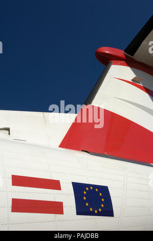 Heckflosse der Austrian Arrows Bombardier DHC-8 Dash 8-400 Q400 in der static-Display 2006 auf der internationalen Luftfahrtausstellung in Farnborough geparkt Stockfoto