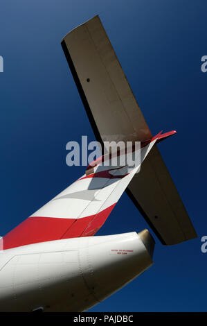 Heckflosse der Austrian Arrows Bombardier DHC-8 Dash 8-400 Q400 in der static-Display 2006 auf der internationalen Luftfahrtausstellung in Farnborough geparkt Stockfoto