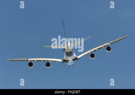 Airbus A380-800 im Flying-Display 2006 auf der internationalen Luftfahrtausstellung in Farnborough Stockfoto