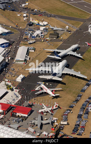 Airbus A380-800, Kingfisher Airlines A320-200, A340-600, die EVA Air Boeing 777-300ER und USAF C-17A Globemaster III in der statischen - Anzeige geparkt am Stockfoto