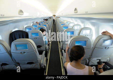 Passagiere in der Economy Class Sitzen - sitzen auf der Embraer 190-100 IGW 2006 auf der internationalen Luftfahrtausstellung in Farnborough Stockfoto