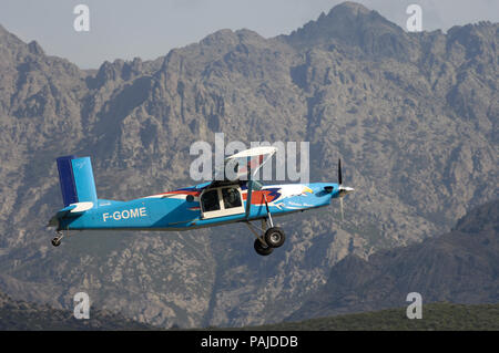 Eine Pilatus PC-6 Turbo Porter Klettern nach dem Take-off Stockfoto