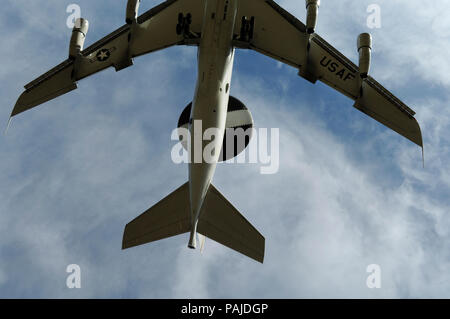 Ein US-Luftwaffe Boeing E-3B AWACS auf Final-Ansatz Stockfoto