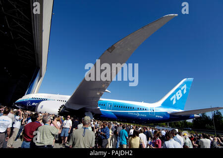 Auf die erste Boeing 787-8 Dreamliner mit Rolls-Royce Trent 1000-Triebwerke an der Roll-out-Zeremonie Stockfoto