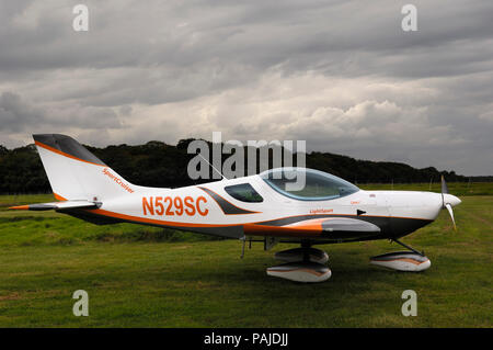 Eine tschechische Flugzeug Werke SportCruiser auf dem Gras geparkt Stockfoto