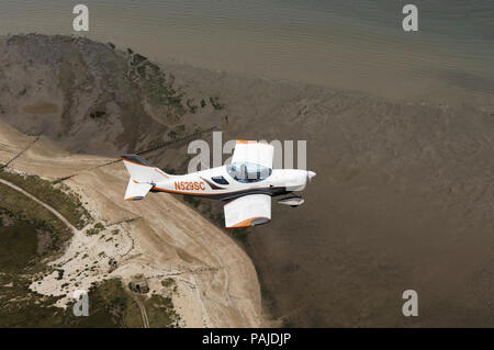 Eine tschechische Werke SportCruiser Flugzeuge fliegen über die Küste Stockfoto